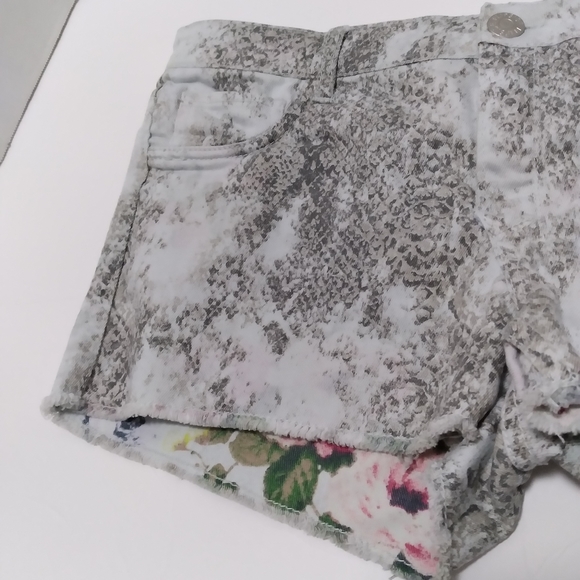 Flip Side Reversible Short Snake Skin Floral 2 in 1 Size 11 Cut-off - Picture 5 of 10